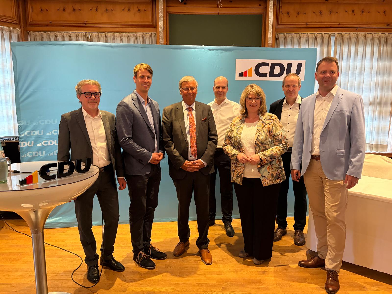 v.l. Wolfgang Bosbach, Maik D�ck, Wolfgang Bosbach, Michael Brechmann, Astrid Zellermann, Lars Pankoke und Michael Praest (CDU-Landtagskandidat)